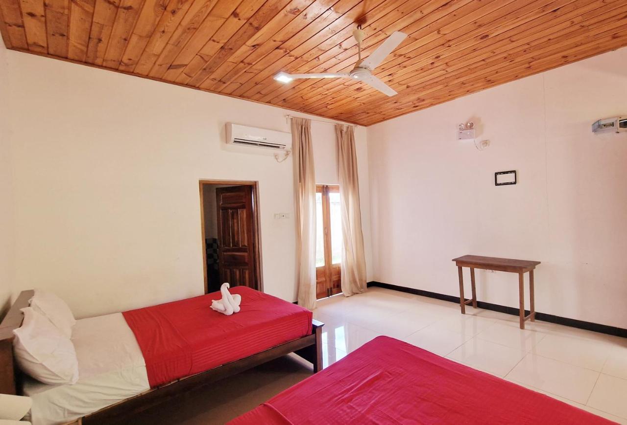 Italian Guest Hotel Trincomalee Buitenkant foto