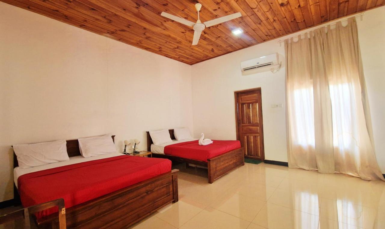 Italian Guest Hotel Trincomalee Buitenkant foto