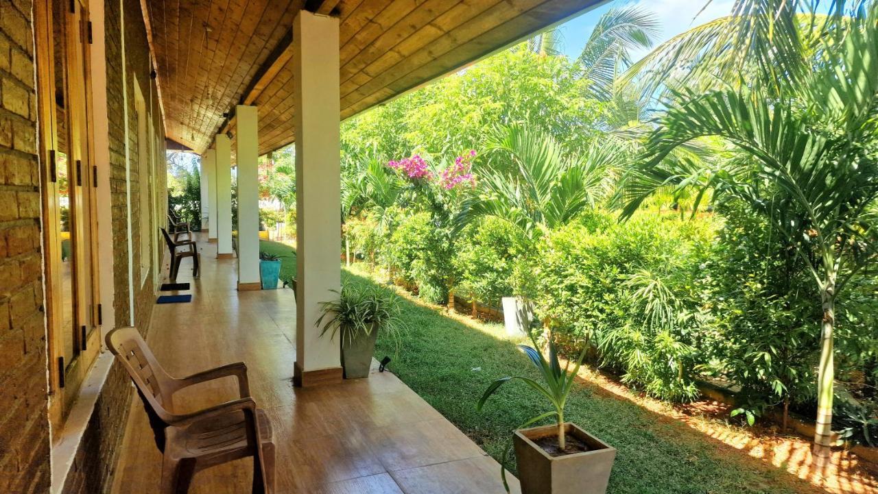 Italian Guest Hotel Trincomalee Buitenkant foto
