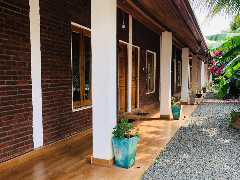 Italian Guest Hotel Trincomalee Buitenkant foto
