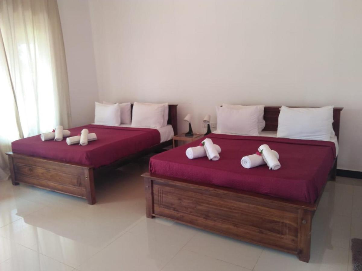 Italian Guest Hotel Trincomalee Buitenkant foto